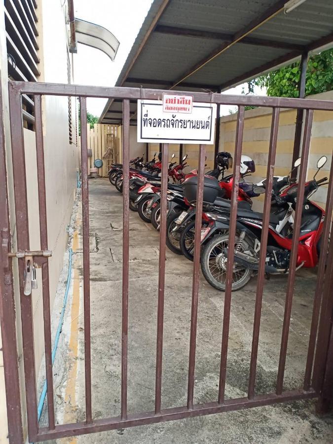 โสดาอพาร์ทเม้นท์​ Lägenhet Ban Lam Phak Kut Exteriör bild